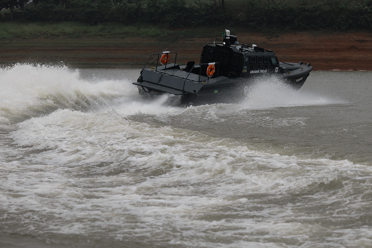 Barco Blindado Militar Aruanã 38 FT